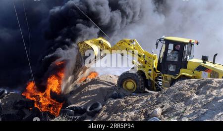 210112 -- GOVERNATORATO DI JAHRA, 12 gennaio 2021 -- i vigili del fuoco cercano di controllare un incendio in un deposito di pneumatici nel Governatorato di Jahra, Kuwait, 12 gennaio 2021. L'incendio, che è scoppiato martedì in un deposito di pneumatici di 5.000 metri quadrati nel Governatorato di Jahra, è stato messo sotto controllo senza alcuna notizia di vittime, ha detto la Kuwait Fire Force. Foto di /Xinhua KUWAIT-JAHRA GOVERNORATE-TYRE YARD-FIRE Asad PUBLICATIONxNOTxINxCHN Foto Stock