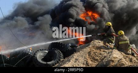210112 -- GOVERNATORATO DI JAHRA, 12 gennaio 2021 -- i vigili del fuoco cercano di controllare un incendio in un deposito di pneumatici nel Governatorato di Jahra, Kuwait, 12 gennaio 2021. L'incendio, che è scoppiato martedì in un deposito di pneumatici di 5.000 metri quadrati nel Governatorato di Jahra, è stato messo sotto controllo senza alcuna notizia di vittime, ha detto la Kuwait Fire Force. Foto di /Xinhua KUWAIT-JAHRA GOVERNORATE-TYRE YARD-FIRE Asad PUBLICATIONxNOTxINxCHN Foto Stock