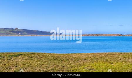 paesaggio di una baia con la spiaggia in una calda giornata estiva con il sole Foto Stock