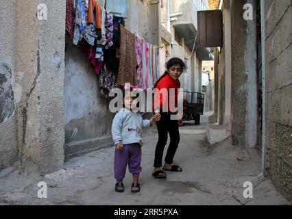 210113 -- GAZA, 13 gennaio 2021 -- i bambini sono visti in un vicolo al campo profughi di al-Shati nella città di Gaza, 11 gennaio 2021. Il 24 agosto 2020, le autorità di Gaza gestite da Hamas hanno annunciato i primi quattro casi di COVID-19 e hanno imposto una serie di misure restrittive per limitare la diffusione del virus. Da allora, tutte le chiese, le moschee, le scuole, i mercati e le istituzioni private sono stati chiusi e gli incontri pubblici sono vietati. PER ANDARE CON la funzione: Gli studenti palestinesi rifugiati sperano in una piena istruzione nell'era post-pandemia foto di Rizek Abdeljawad/Xinhua MIDEAST-GAZA-RIFUGIATO xiongsihao PUBLICATIONxNOTxINxCHN Foto Stock