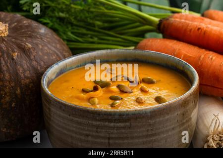Ciotola di zuppa di zucca. Foto studio. Foto Stock