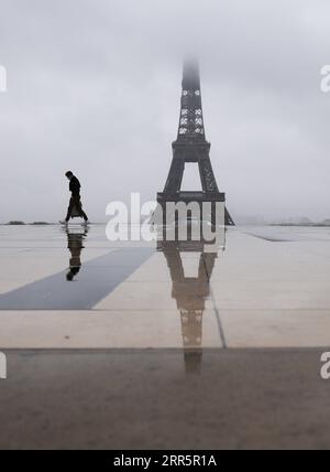 210114 -- PARIGI, 14 gennaio 2021 -- Un uomo cammina su Place du Trocadero vicino alla Torre Eiffel a Parigi, Francia, 13 gennaio 2021. La Francia mercoledì ha confermato 23.852 infezioni da COVID-19 nelle ultime 24 ore, il più grande conteggio di un giorno dal 6 gennaio, poiché circolano più varianti infettive, ponendo un rischio crescente di rimbalzo epidemico, i dati delle autorità sanitarie hanno mostrato. Il numero cumulativo di infezioni in Francia è cresciuto fino a 2.830.442, con i decessi correlati al coronavirus che hanno superato i 69.000 dopo che 229 pazienti sono morti in un giorno. Circa 47 casi della variante sono stati confermati in Francia dove il nuovo ceppo Foto Stock
