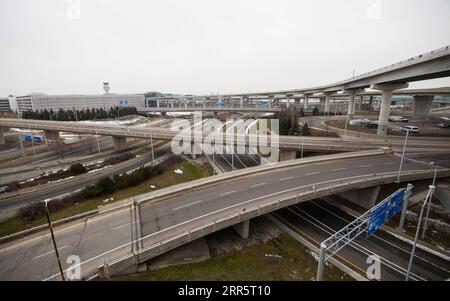 210114 -- TORONTO, 14 gennaio 2021 -- le autostrade sono viste con meno traffico vicino all'aeroporto internazionale Pearson di Toronto a Missisauga, Ontario, Canada, il 14 gennaio 2021. L'ordine Stay-at-home dell'Ontario è entrato in vigore giovedì, richiedendo ai residenti di rimanere a casa tranne che per le uscite essenziali. Foto di /Xinhua CANADA-ONTARIO-COVID-19-STAY-AT-HOME ORDINA ZouxZheng PUBLICATIONxNOTxINxCHN Foto Stock