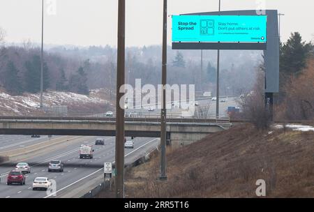 210114 -- TORONTO, 14 gennaio 2021 -- Uno schermo con un messaggio dell'ordine Stay-at-home dell'Ontario è visibile sul lato dell'autostrada 403 a Missisauga, Ontario, Canada, il 14 gennaio 2021. L'ordine Stay-at-home dell'Ontario è entrato in vigore giovedì, richiedendo ai residenti di rimanere a casa tranne che per le uscite essenziali. Foto di /Xinhua CANADA-ONTARIO-COVID-19-STAY-AT-HOME ORDINA ZouxZheng PUBLICATIONxNOTxINxCHN Foto Stock