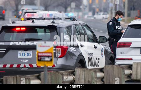 210114 -- TORONTO, 14 gennaio 2021 -- Un agente di polizia che indossa una maschera controlla i documenti di un conducente a Toronto, Ontario, Canada, il 14 gennaio 2021. L'ordine Stay-at-home dell'Ontario è entrato in vigore giovedì, richiedendo ai residenti di rimanere a casa tranne che per le uscite essenziali. Foto di /Xinhua CANADA-ONTARIO-COVID-19-STAY-AT-HOME ORDINA ZouxZheng PUBLICATIONxNOTxINxCHN Foto Stock