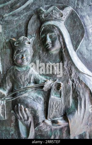 Rilievo sulla porta del Monastero Stella Maris ad Haifa, Israele. Foto Stock