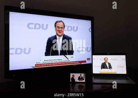 210116 -- BERLINO, 16 gennaio 2021 -- foto scattata a Berlino, in Germania, il 16 gennaio 2021 mostra schermi con il neo-eletto presidente dell'Unione Cristiano Democratica tedesca CDU Armin Laschet che tiene un discorso durante la conferenza del partito online CDU. Sabato, la CDU (Unione Cristiano Democratica) ha eletto Armin Laschet come presidente dopo un voto online. Il 59enne è il ministro-presidente dello stato più popoloso della Germania, la Renania settentrionale-Vestfalia. Laschet ottenne 521 voti in un ballottaggio, battendo il conservatore pro-business Friedrich Merz, che ottenne 466 voti. Il thir Foto Stock