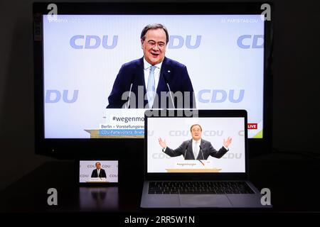 210116 -- BERLINO, 16 gennaio 2021 -- foto scattata a Berlino, in Germania, il 16 gennaio 2021 mostra schermi che mostrano il candidato dell'Unione Cristiano Democratica tedesca CDU Armin Laschet che tiene un discorso durante la conferenza online del partito CDU. Sabato, la CDU (Unione Cristiano Democratica) ha eletto Armin Laschet come presidente dopo un voto online. Il 59enne è il ministro-presidente dello stato più popoloso della Germania, la Renania settentrionale-Vestfalia. Laschet ottenne 521 voti in un ballottaggio, battendo il conservatore pro-business Friedrich Merz, che ottenne 466 voti. Il terzo candidato, Foto Stock