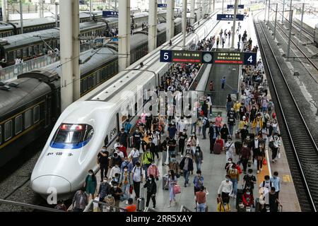 210118 -- PECHINO, 18 gennaio 2021 -- i passeggeri scendono dal treno proiettile alla stazione di Nanchang a Nanchang, provincia di Jiangxi nella Cina orientale, 5 maggio 2020. Il PIL del prodotto interno lordo della Cina ha superato la soglia di 100 trilioni di yuan 15,42 trilioni di dollari statunitensi, in quanto ha registrato un'espansione annuale del 2,3% a 101,5986 trilioni di yuan nel 2020, i dati del National Bureau of Statistics hanno mostrato lunedì. CHINA-ECONOMY-YEAR 2020 CN ZhangxXuedong PUBLICATIONxNOTxINxCHN Foto Stock