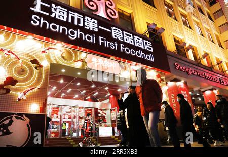 210118 -- PECHINO, 18 gennaio 2021 -- People Walkway on East Nanjing Road Walkway a Shanghai, East China, 14 gennaio 2021. Il PIL del prodotto interno lordo della Cina ha superato la soglia di 100 trilioni di yuan 15,42 trilioni di dollari statunitensi, in quanto ha registrato un'espansione annuale del 2,3% a 101,5986 trilioni di yuan nel 2020, i dati del National Bureau of Statistics hanno mostrato lunedì. CHINA-ECONOMY-YEAR 2020CN FangxZhe PUBLICATIONxNOTxINxCHN Foto Stock