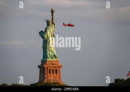 La Statua della libertà è un simbolo storico che rappresenta l'arrivo nel nuovo mondo e una vita di libertà e prosperità Foto Stock