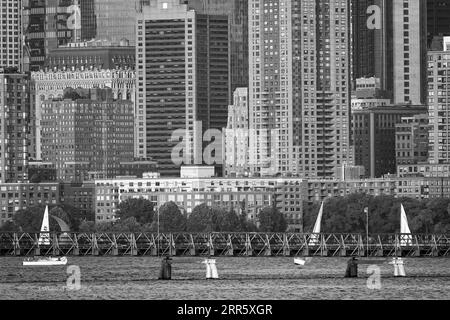 L'iconico skyline di Lower e Uptown Manhattan è visibile in bianco e nero Foto Stock