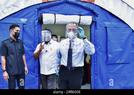 210119 -- KUALA LUMPUR, 19 gennaio 2021 -- il primo ministro malese Muhyiddin Yassin visita di fronte a un trattamento COVID-19 e una stazione di quarantena presso il Malesia Agro Exposition Park Serdang MAEPS a Serdang, Malesia, 19 gennaio 2021. La Malesia amplierà le misure di restrizione dei movimenti più severe includendo la maggior parte del paese per contenere la diffusione della COVID-19, ha affermato martedì il ministro della difesa Ismail Sabri Yaakob. Il Ministero della Sanità ha riportato 3.631 nuovi casi di COVID-19, portando il totale nazionale a 165.371. /Handout via Xinhua MALAYSIA-SERDANG-COVID-19-CASES Malaysia sxDepartmentxofxInformation PUBLICATIONx Foto Stock