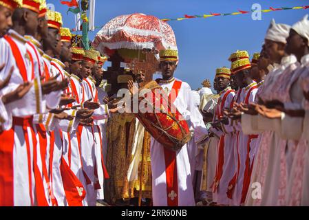 Äthiopien, Timkat - äthiopisch-orthodoxes Fest der Taufe Jesu in Addis Abeba 210120 -- ADDIS ABEBA, 20 gennaio 2021 -- la gente celebra Timket, l'annuale festival dell'epifania etiope, ad Addis Abeba, Etiopia il 19 gennaio 2021. L'epifania etiope, che è in gran parte considerata come uno degli eventi pubblici più apprezzati dell'Etiopia, è un affare di tre giorni che coinvolge attività religiose e culturali distintive. ETIOPIA-ADDIS ABEBA-TIMKET FESTIVAL-CELEBRAZIONE MICHAELXTEWELDE PUBLICATIONXNOTXINXCHN Foto Stock