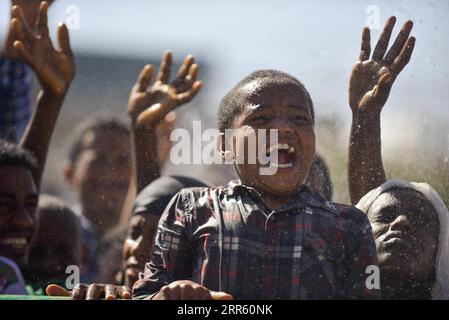 Äthiopien, Timkat - äthiopisch-orthodoxes Fest der Taufe Jesu in Addis Abeba 210120 -- ADDIS ABEBA, 20 gennaio 2021 -- la gente celebra Timket, l'annuale festival dell'epifania etiope, ad Addis Abeba, Etiopia il 19 gennaio 2021. L'epifania etiope, che è in gran parte considerata come uno degli eventi pubblici più apprezzati dell'Etiopia, è un affare di tre giorni che coinvolge attività religiose e culturali distintive. ETIOPIA-ADDIS ABEBA-TIMKET FESTIVAL-CELEBRAZIONE MICHAELXTEWELDE PUBLICATIONXNOTXINXCHN Foto Stock