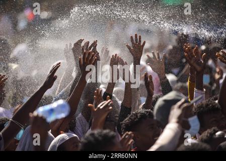 Äthiopien, Timkat - äthiopisch-orthodoxes Fest der Taufe Jesu in Addis Abeba 210120 -- ADDIS ABEBA, 20 gennaio 2021 -- la gente celebra Timket, l'annuale festival dell'epifania etiope, ad Addis Abeba, Etiopia il 19 gennaio 2021. L'epifania etiope, che è in gran parte considerata come uno degli eventi pubblici più apprezzati dell'Etiopia, è un affare di tre giorni che coinvolge attività religiose e culturali distintive. ETIOPIA-ADDIS ABEBA-TIMKET FESTIVAL-CELEBRAZIONE MICHAELXTEWELDE PUBLICATIONXNOTXINXCHN Foto Stock