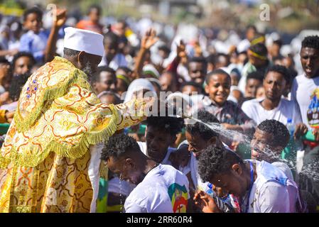 Äthiopien, Timkat - äthiopisch-orthodoxes Fest der Taufe Jesu in Addis Abeba 210120 -- ADDIS ABEBA, 20 gennaio 2021 -- la gente celebra Timket, l'annuale festival dell'epifania etiope, ad Addis Abeba, Etiopia il 19 gennaio 2021. L'epifania etiope, che è in gran parte considerata come uno degli eventi pubblici più apprezzati dell'Etiopia, è un affare di tre giorni che coinvolge attività religiose e culturali distintive. ETIOPIA-ADDIS ABEBA-TIMKET FESTIVAL-CELEBRAZIONE MICHAELXTEWELDE PUBLICATIONXNOTXINXCHN Foto Stock