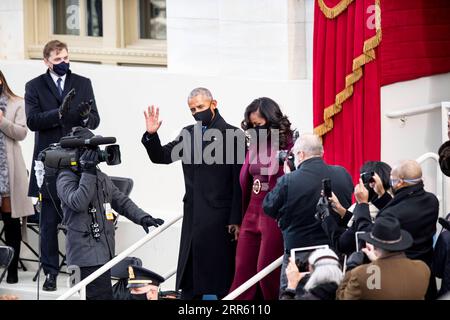 210120 -- WASHINGTON, 20 gennaio 2021 -- l'ex presidente degli Stati Uniti Barack Obama C-L e sua moglie Michelle Obama arrivano per partecipare alla cerimonia di inaugurazione del 46 ° presidente degli Stati Uniti a Washington, D.C., negli Stati Uniti, il 20 gennaio 2021. In un'insolita inaugurazione chiusa al pubblico a causa della pandemia di coronavirus ancora infuocata, il presidente eletto degli Stati Uniti Joe Biden ha prestato giuramento come 46° presidente degli Stati Uniti mercoledì sul fronte occidentale del Campidoglio, che e' stato violato due settimane fa da violenti manifestanti che hanno cercato di rovesciare la sua vittoria elettorale. U.S.-WASHINGTON, D.C.-JOE BID Foto Stock