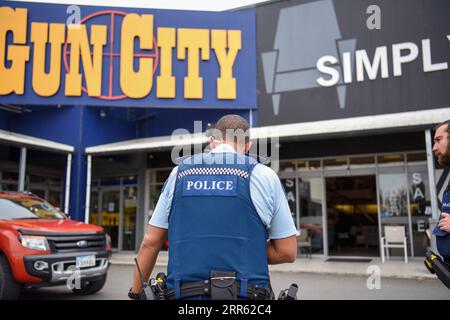 210122 -- WELLINGTON, 22 gennaio 2021 -- la foto del file scattata il 18 marzo 2019 mostra due poliziotti che pattugliano fuori dalla Gun City a Christchurch, nuova Zelanda. I prossimi passi nell'ambizioso programma di riforma delle armi da fuoco del governo neozelandese includono un riacquisto di tre mesi, ha affermato venerdì il ministro della polizia Poto Williams. L'ultimo riacquisto e amnistia fu senza precedenti per la nuova Zelanda e riuscì a raccogliere 60.297 armi da fuoco, modificare altre 5.630 armi da fuoco e raccogliere 299.837 parti vietate e riviste, ha detto Williams in una dichiarazione. NUOVA ZELANDA-ACQUISTO DI ARMI DA FUOCO GUOXLEI PUBBLICAZIONE Foto Stock