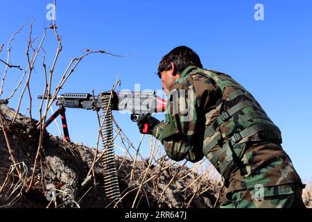 210125 -- KANDAHAR, 25 gennaio 2021 -- un soldato afghano prende posizione durante un'operazione militare nel distretto di Zhari nella provincia di Kandahar, Afghanistan, 25 gennaio 2021. I militanti talebani sono stati picchiati nella provincia meridionale di Kandahar, in quanto 38 sono stati uccisi in mezzo alla richiesta di una tregua nel nord di Kunduz, mentre i combattimenti diventano impetuosi in entrambe le province restive. Foto di /Xinhua AFGHANISTAN-KANDAHAR-OPERAZIONE MILITARE SANAULLAHXSEIAM PUBLICATIONxNOTxINxCHN Foto Stock