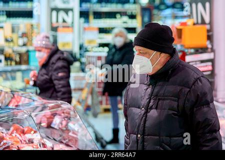 210125 -- VIENNA, 25 gennaio 2021 -- clienti che indossano maschere FFP2 in un supermercato a Vienna, Austria, 25 gennaio 2021. Le maschere FFP2 sono obbligatorie per chi ha più di 14 anni nei supermercati, nei trasporti pubblici e in altri spazi pubblici al coperto, con alcune esenzioni tra cui gli adulti inflitti da alcuni problemi di salute. Il nuovo regolamento del governo austriaco per la prevenzione e il controllo delle pandemie è entrato in vigore lunedì. Foto di /Xinhua AUSTRIA-VIENNA-COVID-19-MASCHERE FACCIALI OBBLIGATORIE GeorgesxSchneider PUBLICATIONxNOTxINxCHN Foto Stock