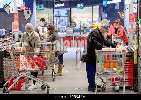 210125 -- VIENNA, 25 gennaio 2021 -- clienti che indossano maschere FFP2 in un supermercato a Vienna, Austria, 25 gennaio 2021. Le maschere FFP2 sono obbligatorie per chi ha più di 14 anni nei supermercati, nei trasporti pubblici e in altri spazi pubblici al coperto, con alcune esenzioni tra cui gli adulti inflitti da alcuni problemi di salute. Il nuovo regolamento del governo austriaco per la prevenzione e il controllo delle pandemie è entrato in vigore lunedì. Foto di /Xinhua AUSTRIA-VIENNA-COVID-19-MASCHERE FACCIALI OBBLIGATORIE GeorgesxSchneider PUBLICATIONxNOTxINxCHN Foto Stock