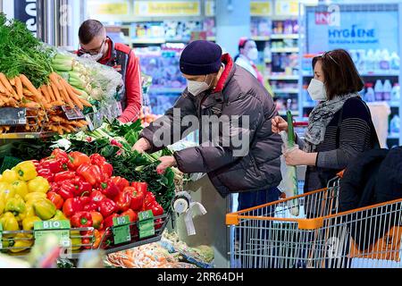 210125 -- VIENNA, 25 gennaio 2021 -- clienti che indossano maschere FFP2 in un supermercato a Vienna, Austria, 25 gennaio 2021. Le maschere FFP2 sono obbligatorie per chi ha più di 14 anni nei supermercati, nei trasporti pubblici e in altri spazi pubblici al coperto, con alcune esenzioni tra cui gli adulti inflitti da alcuni problemi di salute. Il nuovo regolamento del governo austriaco per la prevenzione e il controllo delle pandemie è entrato in vigore lunedì. Foto di /Xinhua AUSTRIA-VIENNA-COVID-19-MASCHERE FACCIALI OBBLIGATORIE GeorgesxSchneider PUBLICATIONxNOTxINxCHN Foto Stock