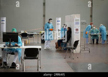 210125 -- LUBIANA SLOVENIA, 25 gennaio 2021 -- i medici conducono il test COVID-19 presso il Centro esposizioni e convegni di Lubiana, Slovenia, 25 gennaio 2021. La Slovenia ha condotto test di massa di tutti gli insegnanti che torneranno a insegnare di persona lunedì. Gli asili e i primi tre gradi della scuola elementare apriranno come previsto martedì in nove delle 12 regioni slovene, l'ufficio del primo ministro ha confermato lunedì ai media locali. Foto di /Xinhua SLOVENIA-LUBIANA-TEACHERS-COVID-19-MASS TEST ZeljkoxStevanic PUBLICATIONxNOTxINxCHN Foto Stock