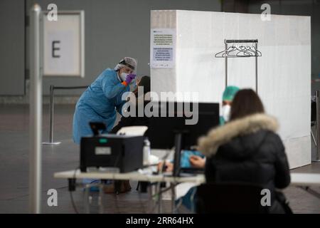 210125 -- LUBIANA SLOVENIA, 25 gennaio 2021 -- Un medico raccoglie un campione di tampone da un insegnante per il test COVID-19 a Lubiana, Slovenia, 25 gennaio 2021. La Slovenia ha condotto test di massa di tutti gli insegnanti che torneranno a insegnare di persona lunedì. Gli asili e i primi tre gradi della scuola elementare apriranno come previsto martedì in nove delle 12 regioni slovene, l'ufficio del primo ministro ha confermato lunedì ai media locali. Foto di /Xinhua SLOVENIA-LUBIANA-TEACHERS-COVID-19-MASS TEST ZeljkoxStevanic PUBLICATIONxNOTxINxCHN Foto Stock