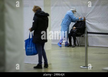 210125 -- LUBIANA SLOVENIA, 25 gennaio 2021 -- Un medico raccoglie un campione di tampone da un insegnante per il test COVID-19 a Lubiana, Slovenia, 25 gennaio 2021. La Slovenia ha condotto test di massa di tutti gli insegnanti che torneranno a insegnare di persona lunedì. Gli asili e i primi tre gradi della scuola elementare apriranno come previsto martedì in nove delle 12 regioni slovene, l'ufficio del primo ministro ha confermato lunedì ai media locali. Foto di /Xinhua SLOVENIA-LUBIANA-TEACHERS-COVID-19-MASS TEST ZeljkoxStevanic PUBLICATIONxNOTxINxCHN Foto Stock