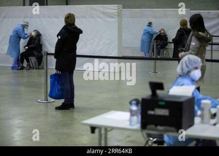 210125 -- LUBIANA SLOVENIA, 25 gennaio 2021 -- gli insegnanti attendono in fila per ricevere i test COVID-19 presso il Centro esposizioni e convegni di Lubiana, Slovenia, 25 gennaio 2021. La Slovenia ha condotto test di massa di tutti gli insegnanti che torneranno a insegnare di persona lunedì. Gli asili e i primi tre gradi della scuola elementare apriranno come previsto martedì in nove delle 12 regioni slovene, l'ufficio del primo ministro ha confermato lunedì ai media locali. Foto di /Xinhua SLOVENIA-LUBIANA-TEACHERS-COVID-19-MASS TEST ZeljkoxStevanic PUBLICATIONxNOTxINxCHN Foto Stock