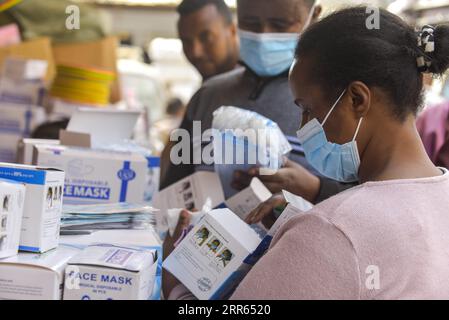 210127 -- PECHINO, 27 gennaio 2021 -- Una donna seleziona maschere facciali in un mercato all'aperto ad Addis Abeba, Etiopia, 9 gennaio 2021. PER ANDARE CON XINHUA TITOLI DI JAN. 27, 2021 CASI MONDIALI-COVID-19-TOTALE MichaelxTewelde PUBLICATIONxNOTxINxCHN Foto Stock