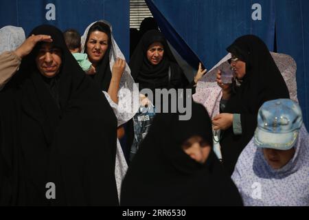 Shahr-e-Ray, Teheran, Iran. 6 settembre 2023. Le donne velate iraniane camminano attraverso il santuario di Sant'Abdulazim, durante la cerimonia di lutto di Arbaeen, a Shahr-e-Ray, a sud di Teheran. Arbaeen celebra l'anniversario del 40° giorno di lutto dopo la morte del nipote del profeta Maometto Hussein nel VII secolo per mano delle forze musulmane omayyadi nella battaglia di Karbala, nell'attuale Iraq, durante il tumultuoso primo secolo della storia dell'Islam. (Immagine di credito: © Rouzbeh Fouladi/ZUMA Press Wire) SOLO USO EDITORIALE! Non per USO commerciale! Foto Stock