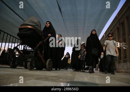 Shahr-e-Ray, Teheran, Iran. 6 settembre 2023. Le donne velate iraniane camminano attraverso il santuario di Sant'Abdulazim, durante la cerimonia di lutto di Arbaeen, a Shahr-e-Ray, a sud di Teheran. Arbaeen celebra l'anniversario del 40° giorno di lutto dopo la morte del nipote del profeta Maometto Hussein nel VII secolo per mano delle forze musulmane omayyadi nella battaglia di Karbala, nell'attuale Iraq, durante il tumultuoso primo secolo della storia dell'Islam. (Immagine di credito: © Rouzbeh Fouladi/ZUMA Press Wire) SOLO USO EDITORIALE! Non per USO commerciale! Foto Stock