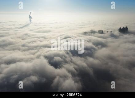 210127 -- PECHINO, 27 gennaio 2021 -- foto aerea mostra grattacieli avvolti nella nebbia a Hunnan Dintrict di Shenyang, nella provincia di Liaoning della Cina nordorientale, il 26 gennaio 2021. XINHUA FOTO DEL GIORNO YangxQing PUBLICATIONxNOTxINxCHN Foto Stock