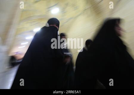 Shahr-e-Ray, Teheran, Iran. 6 settembre 2023. Le donne velate iraniane camminano attraverso il santuario di Sant'Abdulazim, durante la cerimonia di lutto di Arbaeen, a Shahr-e-Ray, a sud di Teheran. Arbaeen celebra l'anniversario del 40° giorno di lutto dopo la morte del nipote del profeta Maometto Hussein nel VII secolo per mano delle forze musulmane omayyadi nella battaglia di Karbala, nell'attuale Iraq, durante il tumultuoso primo secolo della storia dell'Islam. (Immagine di credito: © Rouzbeh Fouladi/ZUMA Press Wire) SOLO USO EDITORIALE! Non per USO commerciale! Foto Stock