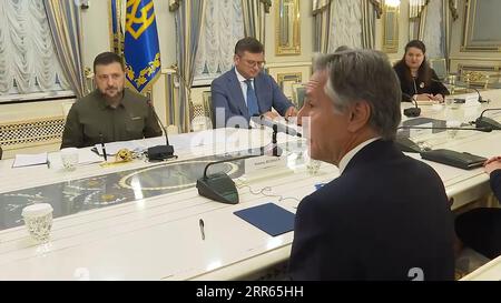 Il presidente ucraino Volodymyr Zelensky (L) ascolta mentre il Segretario di Stato degli Stati Uniti Antony Blinken (R) fa una dichiarazione per la stampa prima di un incontro a Bankova a Kiev il 6 settembre 2023. Il Segretario di Stato DEGLI STATI UNITI Antony Blinken è arrivato a Kiev in visita senza preavviso il 6 settembre 2023, dove avrebbe dovuto annunciare più di un miliardo di dollari in nuovi aiuti all'Ucraina. La visita di blinken -- la sua quarta durante l'assalto di Mosca -- arriva mentre Kiev ha pubblicizzato alcuni successi questa settimana nella sua offensiva per respingere le forze russe. Foto di MFA dell'Ucraina/ UPI Foto Stock