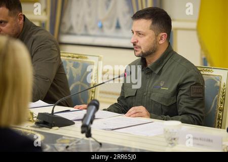 Kiev, Ucraina. 6 settembre 2023. Il presidente ucraino Volodymyr Zelensky parla durante un incontro con il Segretario di Stato americano a Bankova a Kiev mercoledì 6 settembre 2023, dove avrebbe dovuto annunciare più di un miliardo di dollari in nuovi aiuti all'Ucraina. La visita di blinken -- la sua quarta durante l'assalto di Mosca -- arriva mentre Kiev ha pubblicizzato alcuni successi questa settimana nella sua offensiva per respingere le forze russe. Foto di MFA dell'Ucraina/ credito: UPI/Alamy Live News Foto Stock
