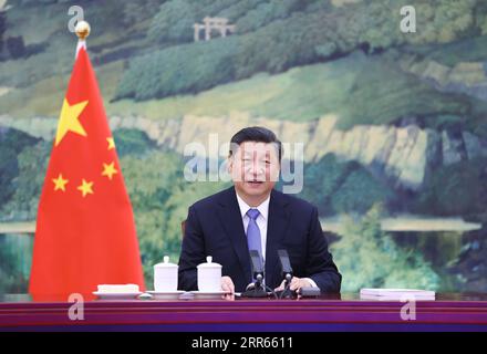 210127 -- PECHINO, 27 gennaio 2021 -- il presidente cinese Xi Jinping ascolta un rapporto di lavoro fornito tramite link video dall'amministratore delegato della regione amministrativa speciale di Macao SAR ho IAT Seng sul lavoro del governo della RAS di Macao nel 2020 e sulla situazione attuale di Macao, a Pechino, capitale della Cina, il 27 gennaio 2021. CHINA-BEIJING-XI JINPING-MACAO-WORK REPORT CN JUXPENG PUBLICATIONXNOTXINXCHN Foto Stock