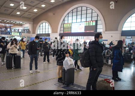 210128 -- PECHINO, 28 gennaio 2021 -- i passeggeri osservano il distanziamento sociale in attesa di effettuare il check-in alla stazione ferroviaria di Hankou a Wuhan, capitale della provincia di Hubei della Cina centrale, 28 gennaio 2021. Xinhua titoli: La Cina si aspetta meno viaggi Festival di Primavera in mezzo al controllo epidemico XiaoxYijiu PUBLICATIONxNOTxINxCHN Foto Stock