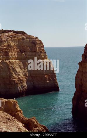 Vista delle scogliere delle sette valli sospese lungo il sentiero escursionistico, Lagoa, Algarve, Portogallo Foto Stock