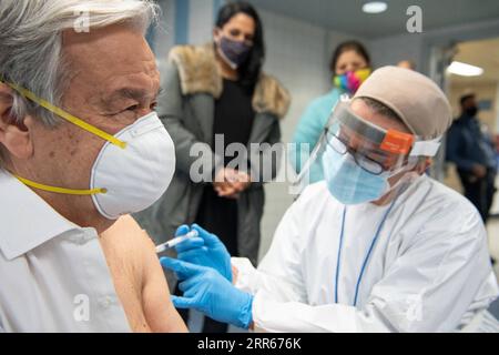 210129 -- NEW YORK, 29 gennaio 2021 -- il Segretario generale delle Nazioni Unite Antonio Guterres L riceve una dose di vaccino anti COVID-19 alla Adlai E. Stevenson High School nel Bronx, a pochi chilometri dalla sede delle Nazioni Unite a New York, negli Stati Uniti, 28 gennaio 2021. Guterres ha ricevuto la sua prima dose di un vaccino COVID-19 qui giovedì, secondo un rapporto pubblicato sul sito ufficiale delle Nazioni Unite. /Un Photo/Handout via Xinhua un-GUTERRES-COVID-19-VACCINE EskinderxDebebe PUBLICATIONxNOTxINxCHN Foto Stock