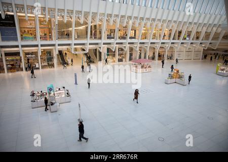 210129 -- NEW YORK, 29 gennaio 2021 -- la gente cammina attraverso l'Oculus, sede del centro commerciale Westfield World Trade Center a New York, negli Stati Uniti, 28 gennaio 2021. L'economia degli Stati Uniti si è contratta del 3,5% nel 2020 in mezzo alle conseguenze della COVID-19, il più grande calo annuale del PIL del prodotto interno lordo degli Stati Uniti dal 1946, secondo i dati pubblicati dal Dipartimento del commercio degli Stati Uniti giovedì. I dati hanno anche mostrato che l'economia statunitense è cresciuta a un tasso annuo del 4% nel quarto trimestre del 2020 in un aumento dei casi di COVID-19, più lento del 33,4% nel trimestre precedente. Foto di /Xinhua U.S. Foto Stock