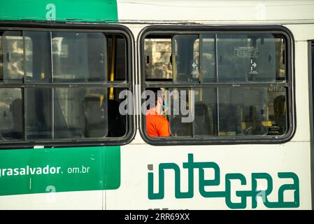 Salvador, Bahia, Brasile - 12 dicembre 2021: Passeggeri che indossano una maschera protettiva contro la covid all'interno di un autobus pubblico nella città di Salvador, Bahia. Foto Stock