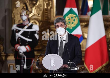 210202 -- ROMA, 2 febbraio 2021 -- il Presidente della camera dei deputati Roberto Fico parla ai media al Palazzo del Quirinale a Roma, Italia, il 2 febbraio 2021. Il presidente italiano Sergio Mattarella ha dichiarato martedì che nominerà una figura neutrale e non partigiana per formare un governo che guidi il paese attraverso la pandemia di coronavirus, dopo che i colloqui esplorativi per ricomporre il precedente governo sono falliti. Via Xinhua ITALIA-ROMA-PRESIDENTE-NON-PARTIGIANO PM Pool PUBLICATIONxNOTxINxCHN Foto Stock