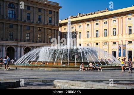La fontana di Piazza di Ferrari a Genova è situata tra splendidi edifici storici sotto un cielo estivo Foto Stock