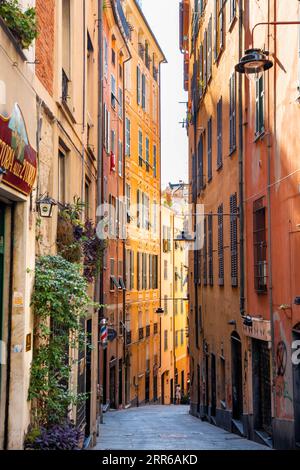 Una bella strada a Genova in Italia in un giorno d'estate con case colorate e strade di pietra. Foto Stock