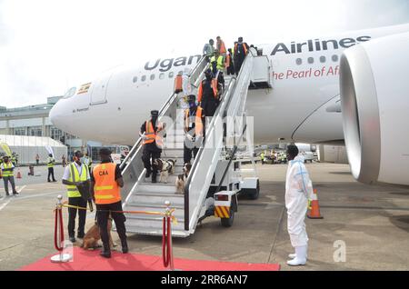 Uganda, Flugzeugtaufe eines Airbus A330Neo von Uganda Airlines am Entebbe Airport 210203 -- ENTEBBE, 3 febbraio 2021 -- le guardie di sicurezza sbarcano dagli aeromobili Airbus A330neo all'aeroporto internazionale di Entebbe nel distretto di Wakiso, regione centrale dell'Uganda, 2 febbraio 2021. Martedì l'Uganda ha ricevuto il suo secondo Airbus A330neo, portando la flotta totale a sei mentre la compagnia nazionale, Uganda Airlines, continua con gli sforzi di ripresa. L'aeromobile A330neo è atterrato all'aeroporto internazionale di Entebbe, 40 km a sud della capitale Kampala, martedì appena pochi ospiti invitati a causa delle linee guida COVID-19 ch Foto Stock