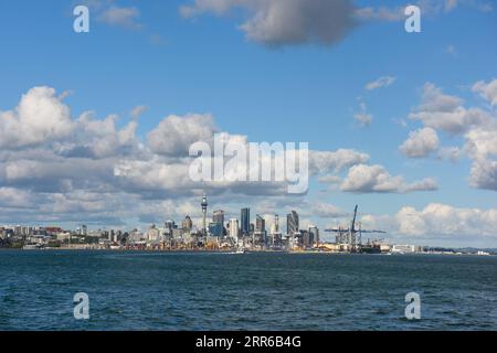 210203 -- AUCKLAND, 3 febbraio 2021 -- foto scattata il 29 dicembre 2020 mostra la vista della città di Auckland, nuova Zelanda. Il tasso di disoccupazione della nuova Zelanda è sceso al 4,9 per cento nel trimestre di dicembre 2020, dal 5,3 per cento nel trimestre di settembre 2020, il dipartimento statistiche statistiche NZ ha detto mercoledì. Secondo Stats NZ, il tasso di disoccupazione dello scorso trimestre del 5,3% ha seguito il maggiore aumento osservato in un solo trimestre dall'inizio della serie nel 1986. PER ANDARE CON il tasso di disoccupazione della nuova Zelanda cala al 4,9% nel dicembre-trimestre NUOVA ZELANDA-TASSO DI DISOCCUPAZIONE-CALO GuoxLei PUBLICATIONxNOTxINxC Foto Stock