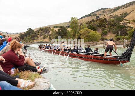 210206 -- WELLINGTON, 6 febbraio 2021 -- gente barca a remi sul fiume Opara vicino Christchurch, nuova Zelanda, 6 febbraio 2021. I neozelandesi hanno celebrato la loro giornata Nazionale, il 181° anniversario della firma del Trattato di Waitangi, sabato con servizi e spettacoli in tutto il paese. Foto di /Xinhua NEW ZEALAND-NATIONAL DAY-TREATY OF WAITANGI LixXiaogang PUBLICATIONxNOTxINxCHN Foto Stock